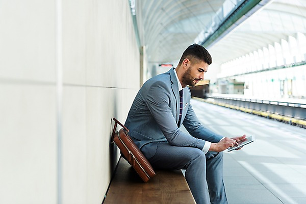 포토 JPG 서양인 응시 남자 벤치 서류가방 비즈니스 한명 들기 사람 앉기 정장 상반신 20대 성인 옆모습 태블릿 터치 비즈니스맨 플랫폼 프라하 외근 성인남자한명만 국내포토 외국인 1 시선 옷 뷰포인트 의자 가방 교통시설 모션 청년 전자제품 스마트기기 업무 직장인 체코 남자한명만 성인남자만 파일형식