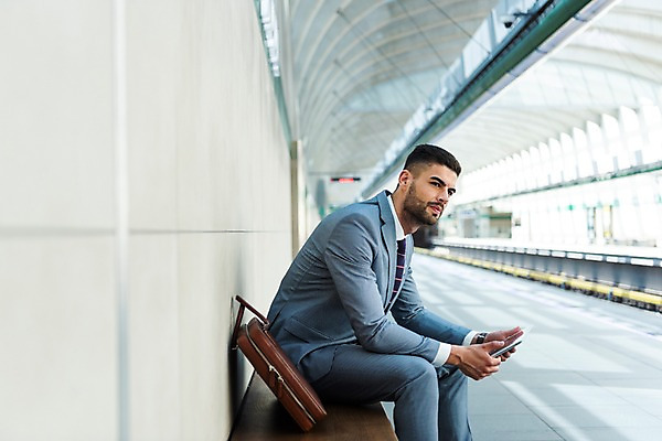 포토 JPG 서양인 응시 남자 벤치 서류가방 비즈니스 한명 들기 사람 앉기 정장 상반신 20대 성인 옆모습 태블릿 비즈니스맨 플랫폼 프라하 외근 성인남자한명만 국내포토 외국인 1 시선 옷 뷰포인트 의자 가방 교통시설 모션 청년 전자제품 스마트기기 업무 직장인 체코 남자한명만 성인남자만 파일형식