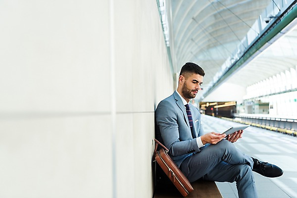 포토 JPG 전신 서양인 응시 남자 벤치 서류가방 비즈니스 한명 들기 사람 앉기 정장 20대 성인 옆모습 태블릿 비즈니스맨 플랫폼 프라하 외근 성인남자한명만 국내포토 외국인 1 시선 옷 뷰포인트 의자 가방 교통시설 모션 청년 전자제품 스마트기기 업무 직장인 체코 남자한명만 성인남자만 파일형식
