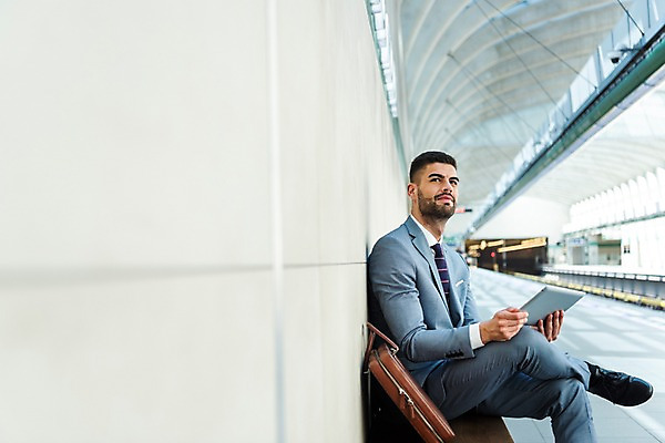 포토 JPG 전신 서양인 응시 남자 벤치 서류가방 비즈니스 한명 들기 사람 앉기 정장 20대 성인 옆모습 태블릿 비즈니스맨 플랫폼 프라하 외근 성인남자한명만 국내포토 외국인 1 시선 옷 뷰포인트 의자 가방 교통시설 모션 청년 전자제품 스마트기기 업무 직장인 체코 남자한명만 성인남자만 파일형식