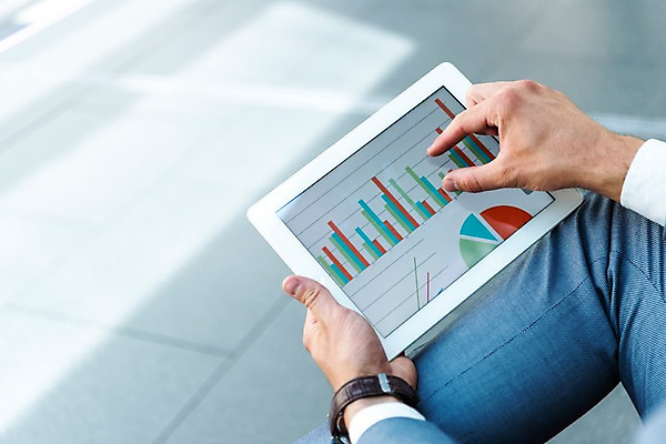 포토 JPG 서양인 남자 비즈니스 그래프 한명 들기 사람 정장 근접촬영 20대 성인 신체부위 태블릿 양손 비즈니스맨 플랫폼 프라하 외근 성인남자한명만 국내포토 외국인 1 손 옷 뷰포인트 교통시설 모션 청년 전자제품 스마트기기 업무 직장인 체코 남자한명만 성인남자만 파일형식