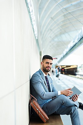 포토 JPG 전신 서양인 응시 남자 벤치 서류가방 비즈니스 한명 미소 들기 사람 앉기 정장 20대 성인 옆모습 태블릿 비즈니스맨 플랫폼 프라하 외근 성인남자한명만 국내포토 외국인 1 시선 옷 뷰포인트 의자 가방 교통시설 모션 표정 청년 전자제품 스마트기기 업무 직장인 체코 남자한명만 성인남자만 파일형식