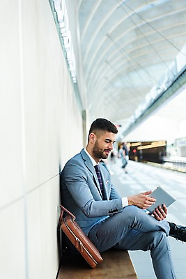 포토 JPG 전신 서양인 응시 남자 벤치 서류가방 비즈니스 한명 들기 사람 앉기 정장 20대 성인 옆모습 태블릿 비즈니스맨 플랫폼 프라하 외근 성인남자한명만 국내포토 외국인 1 시선 옷 뷰포인트 의자 가방 교통시설 모션 청년 전자제품 스마트기기 업무 직장인 체코 남자한명만 성인남자만 파일형식