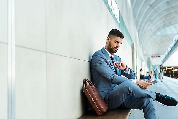 포토 JPG 전신 서양인 응시 남자 벤치 서류가방 비즈니스 한명 들기 사람 앉기 정장 20대 성인 옆모습 스마트폰 비즈니스맨 플랫폼 손목시계 프라하 외근 시계보기 성인남자한명만 국내포토 외국인 1 시선 옷 뷰포인트 시계 의자 가방 장신구 교통시설 모션 청년 핸드폰 스마트기기 업무 직장인 체코 남자한명만 성인남자만 파일형식