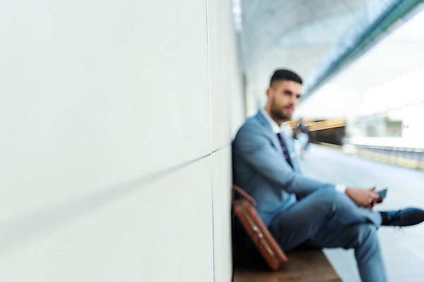 포토 JPG 주간 전신 서양인 응시 남자 벤치 서류가방 비즈니스 한명 들기 사람 앉기 정장 20대 성인 야외 옆모습 아웃포커스 스마트폰 비즈니스맨 플랫폼 프라하 외근 성인남자한명만 국내포토 자연요소 외국인 1 시선 옷 뷰포인트 의자 가방 교통시설 모션 촬영기법 청년 핸드폰 스마트기기 업무 직장인 체코 남자한명만 성인남자만 파일형식