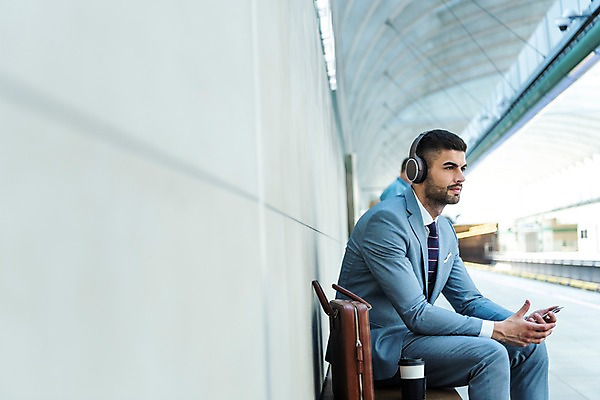 포토 JPG 주간 서양인 응시 남자 벤치 서류가방 비즈니스 한명 들기 사람 앉기 정장 상반신 20대 성인 야외 옆모습 스마트폰 헤드셋 감상 듣기 비즈니스맨 기다림 전철 플랫폼 프라하 외근 테이크아웃컵 성인남자한명만 국내포토 자연요소 외국인 1 시선 옷 육상교통 뷰포인트 음향기기 의자 가방 교통시설 모션 대중교통 청년 컵 핸드폰 스마트기기 헤드폰 업무 직장인 체코 남자한명만 성인남자만 파일형식