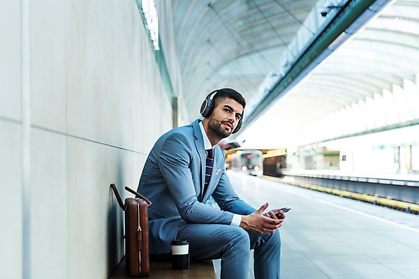 포토 JPG 주간 서양인 응시 남자 벤치 서류가방 비즈니스 한명 들기 사람 앉기 정장 상반신 20대 성인 야외 옆모습 스마트폰 헤드셋 감상 듣기 비즈니스맨 전철 플랫폼 프라하 외근 테이크아웃컵 성인남자한명만 국내포토 자연요소 외국인 1 시선 옷 육상교통 뷰포인트 음향기기 의자 가방 교통시설 모션 대중교통 청년 컵 핸드폰 스마트기기 헤드폰 업무 직장인 체코 남자한명만 성인남자만 파일형식