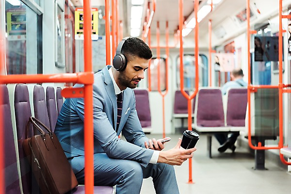 포토 JPG 주간 서양인 남자 의자 서류가방 비즈니스 실내 손잡이 한명 들기 사람 앉기 정장 상반신 20대 성인 옆모습 스마트폰 눈감음 헤드셋 감상 듣기 비즈니스맨 전철 프라하 외근 테이크아웃컵 성인남자한명만 국내포토 자연요소 외국인 1 옷 육상교통 뷰포인트 음향기기 가구 가방 모션 대중교통 청년 내부 컵 핸드폰 스마트기기 헤드폰 업무 직장인 체코 남자한명만 성인남자만 파일형식