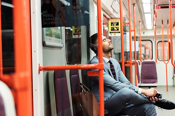 포토 JPG 주간 전신 서양인 남자 의자 서류가방 비즈니스 실내 손잡이 한명 들기 사람 앉기 정장 20대 성인 야외 옆모습 스마트폰 눈감음 헤드셋 감상 듣기 비즈니스맨 전철 프라하 외근 성인남자한명만 국내포토 자연요소 외국인 1 옷 육상교통 뷰포인트 음향기기 가구 가방 모션 대중교통 청년 내부 핸드폰 스마트기기 헤드폰 업무 직장인 체코 남자한명만 성인남자만 파일형식