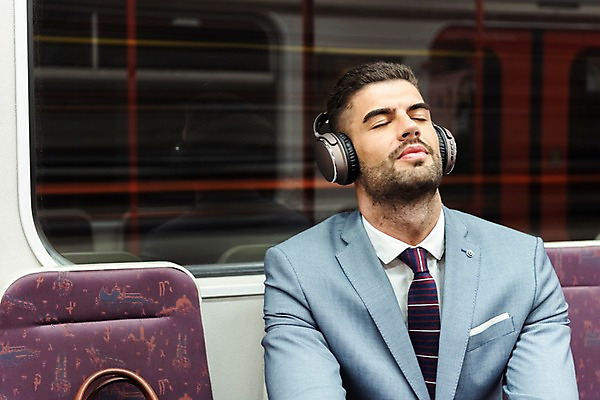 포토 JPG 주간 서양인 남자 생각 의자 비즈니스 실내 한명 사람 앉기 정장 상반신 20대 성인 앞모습 눈감음 헤드셋 감상 듣기 비즈니스맨 전철 프라하 외근 성인남자한명만 국내포토 자연요소 외국인 1 옷 육상교통 뷰포인트 음향기기 가구 모션 대중교통 청년 내부 헤드폰 업무 직장인 체코 남자한명만 성인남자만 파일형식