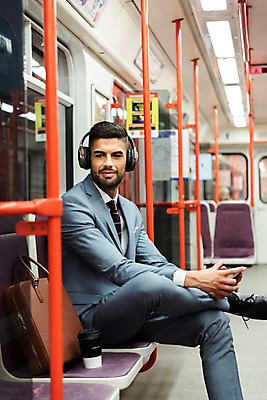 포토 JPG 주간 전신 서양인 응시 남자 의자 서류가방 비즈니스 전등 실내 한명 들기 사람 앉기 정장 20대 성인 옆모습 스마트폰 헤드셋 듣기 비즈니스맨 전철 프라하 외근 테이크아웃컵 성인남자한명만 국내포토 자연요소 외국인 1 시선 옷 육상교통 뷰포인트 음향기기 가구 가방 모션 조명 대중교통 청년 내부 컵 핸드폰 스마트기기 헤드폰 업무 직장인 체코 남자한명만 성인남자만 파일형식