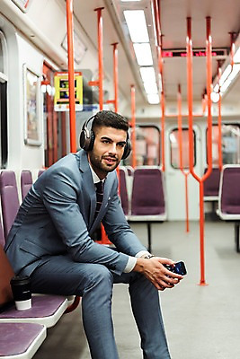 포토 JPG 주간 서양인 남자 의자 비즈니스 전등 실내 한명 미소 들기 사람 앉기 정장 상반신 20대 성인 옆모습 스마트폰 헤드셋 듣기 비즈니스맨 전철 프라하 외근 테이크아웃컵 성인남자한명만 국내포토 자연요소 외국인 1 옷 육상교통 뷰포인트 음향기기 가구 모션 조명 대중교통 표정 청년 내부 컵 핸드폰 스마트기기 헤드폰 업무 직장인 체코 남자한명만 성인남자만 파일형식