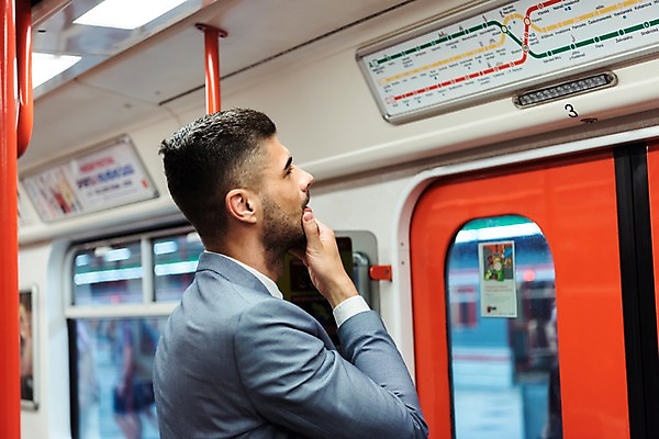 포토 JPG 주간 서양인 응시 남자 생각 비즈니스 실내 한명 사람 정장 상반신 20대 성인 옆모습 문 비즈니스맨 전철 승차 고민 프라하 외근 버스노선도 성인남자한명만 국내포토 자연요소 외국인 1 시선 옷 감정 육상교통 뷰포인트 모션 대중교통 청년 내부 업무 직장인 체코 노선도 남자한명만 성인남자만 파일형식
