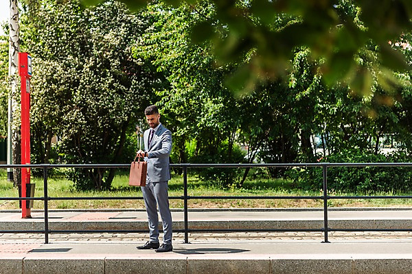 포토 JPG 주간 전신 서양인 나무 응시 남자 서류가방 비즈니스 난간 한명 들기 사람 정장 20대 성인 야외 앞모습 표지판 비즈니스맨 기다림 손목시계 프라하 외근 성인남자한명만 국내포토 자연요소 외국인 식물 1 시선 옷 뷰포인트 시계 가방 장신구 모션 알림판 청년 업무 직장인 체코 남자한명만 성인남자만 파일형식