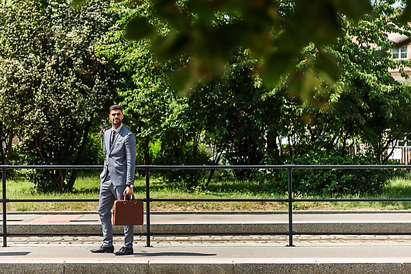 포토 JPG 주간 전신 서양인 나무 응시 남자 서류가방 비즈니스 난간 한명 서기 들기 사람 정장 20대 성인 야외 옆모습 비즈니스맨 기다림 주머니손 프라하 외근 성인남자한명만 국내포토 자연요소 외국인 식물 1 시선 옷 뷰포인트 가방 모션 청년 업무 직장인 체코 남자한명만 성인남자만 파일형식