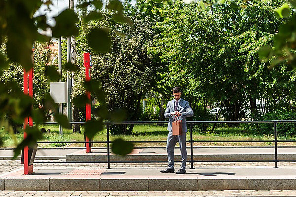 포토 JPG 주간 전신 서양인 나무 응시 남자 서류가방 비즈니스 한명 들기 사람 정장 20대 성인 야외 앞모습 표지판 비즈니스맨 기다림 프라하 외근 성인남자한명만 국내포토 자연요소 외국인 식물 1 시선 옷 뷰포인트 가방 모션 알림판 청년 업무 직장인 체코 남자한명만 성인남자만 파일형식