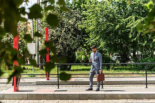 포토 JPG 주간 전신 서양인 나무 응시 남자 서류가방 비즈니스 한명 서기 들기 사람 정장 20대 성인 야외 옆모습 스마트폰 표지판 비즈니스맨 기다림 프라하 외근 성인남자한명만 국내포토 자연요소 외국인 식물 1 시선 옷 뷰포인트 가방 모션 알림판 청년 핸드폰 스마트기기 업무 직장인 체코 남자한명만 성인남자만 파일형식