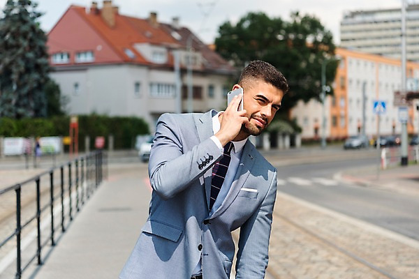 포토 JPG 주간 서양인 나무 응시 남자 가로등 비즈니스 한명 사람 정장 상반신 20대 성인 야외 건물 앞모습 스마트폰 표지판 비즈니스맨 기다림 역 통화 프라하 외근 성인남자한명만 국내포토 자연요소 외국인 식물 1 건축물 시선 옷 공공시설 뷰포인트 교통시설 모션 알림판 청년 핸드폰 스마트기기 업무 직장인 체코 남자한명만 성인남자만 파일형식