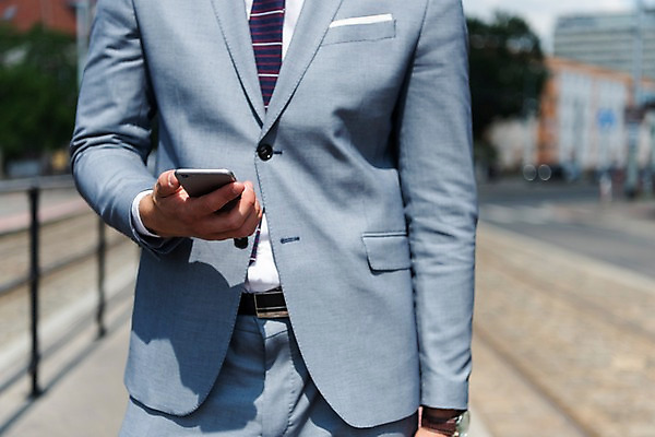 포토 JPG 주간 서양인 나무 응시 남자 비즈니스 한명 들기 사람 정장 상반신 20대 성인 야외 앞모습 스마트폰 비즈니스맨 기다림 역 프라하 외근 성인남자한명만 국내포토 자연요소 외국인 식물 1 시선 옷 뷰포인트 교통시설 모션 청년 핸드폰 스마트기기 업무 직장인 체코 남자한명만 성인남자만 파일형식