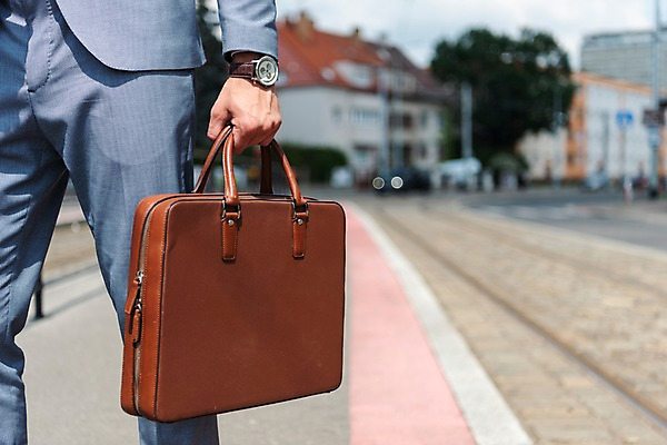 포토 JPG 주간 서양인 나무 남자 서류가방 비즈니스 한명 들기 사람 정장 근접촬영 20대 성인 야외 앞모습 하반신 비즈니스맨 역 손목시계 프라하 외근 성인남자한명만 국내포토 자연요소 외국인 식물 1 옷 뷰포인트 시계 가방 장신구 교통시설 모션 청년 업무 직장인 체코 남자한명만 성인남자만 파일형식