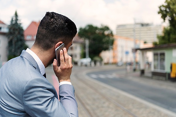 포토 JPG 주간 서양인 나무 응시 남자 비즈니스 한명 사람 정장 상반신 20대 성인 야외 건물 옆모습 스마트폰 비즈니스맨 기다림 역 통화 프라하 외근 성인남자한명만 국내포토 자연요소 외국인 식물 1 건축물 시선 옷 뷰포인트 교통시설 모션 청년 핸드폰 스마트기기 업무 직장인 체코 남자한명만 성인남자만 파일형식