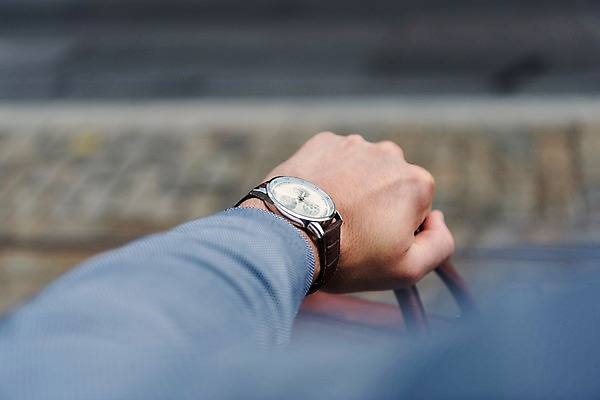 포토 JPG 주간 서양인 손 남자 도로 가방 비즈니스 한명 들기 사람 정장 근접촬영 20대 성인 야외 신체부위 비즈니스맨 손목시계 프라하 외근 성인남자한명만 국내포토 자연요소 외국인 1 잡화 옷 길 뷰포인트 시계 장신구 교통시설 모션 청년 업무 직장인 체코 남자한명만 성인남자만 파일형식