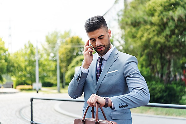 포토 JPG 주간 서양인 나무 응시 남자 도로 서류가방 비즈니스 한명 들기 사람 정장 상반신 20대 성인 야외 앞모습 스마트폰 비즈니스맨 손목시계 통화 프라하 외근 성인남자한명만 국내포토 자연요소 외국인 식물 1 시선 옷 길 뷰포인트 시계 가방 장신구 교통시설 모션 청년 핸드폰 스마트기기 업무 직장인 체코 남자한명만 성인남자만 파일형식