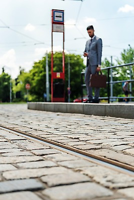 포토 JPG 주간 전신 서양인 응시 남자 비즈니스 하늘 한명 서기 사람 정장 20대 성인 야외 옆모습 아웃포커스 스마트폰 기찻길 전선 표지판 비즈니스맨 프라하 외근 성인남자한명만 국내포토 자연요소 외국인 1 시선 옷 뷰포인트 모션 알림판 촬영기법 청년 핸드폰 스마트기기 업무 직장인 체코 남자한명만 성인남자만 파일형식