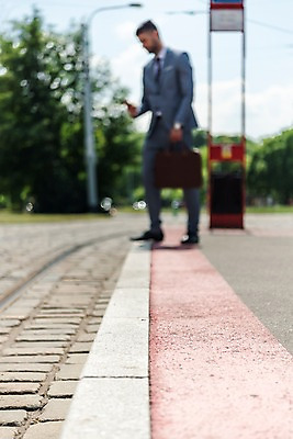 포토 JPG 주간 전신 서양인 응시 남자 가로등 서류가방 비즈니스 한명 들기 사람 정장 20대 성인 야외 옆모습 아웃포커스 스마트폰 표지판 비즈니스맨 기다림 프라하 외근 성인남자한명만 국내포토 자연요소 외국인 1 시선 옷 공공시설 뷰포인트 가방 모션 알림판 촬영기법 청년 핸드폰 스마트기기 업무 직장인 체코 남자한명만 성인남자만 파일형식