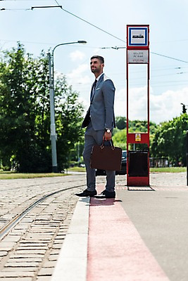 포토 JPG 주간 전신 서양인 응시 남자 가로등 서류가방 비즈니스 한명 서기 들기 사람 정장 20대 성인 야외 옆모습 기찻길 표지판 비즈니스맨 프라하 외근 성인남자한명만 국내포토 자연요소 외국인 1 시선 옷 공공시설 뷰포인트 가방 모션 알림판 청년 업무 직장인 체코 남자한명만 성인남자만 파일형식