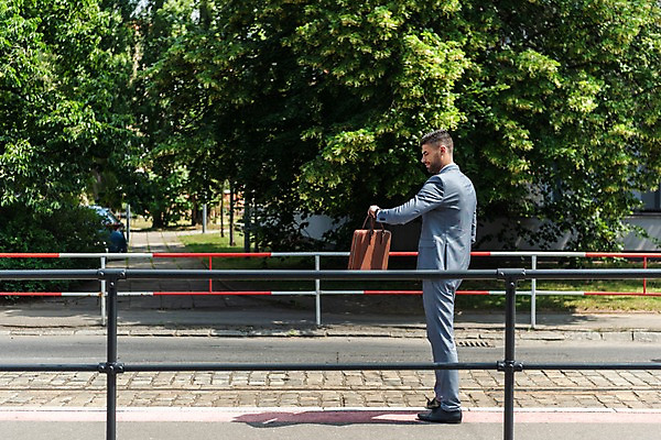 포토 JPG 주간 전신 서양인 나무 응시 공원 남자 서류가방 비즈니스 한명 서기 들기 사람 정장 20대 성인 야외 옆모습 비즈니스맨 프라하 외근 성인남자한명만 국내포토 자연요소 외국인 식물 1 시선 옷 공공시설 뷰포인트 가방 모션 청년 업무 직장인 체코 남자한명만 성인남자만 파일형식