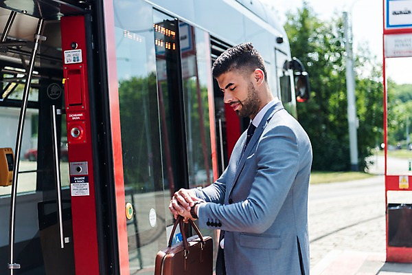 포토 JPG 주간 서양인 나무 남자 도로 서류가방 비즈니스 한명 들기 사람 정장 상반신 20대 성인 야외 옆모습 표지판 비즈니스맨 역 프라하 외근 시계보기 트램 성인남자한명만 국내포토 자연요소 외국인 식물 1 옷 길 교통수단 뷰포인트 가방 교통시설 모션 알림판 청년 업무 직장인 체코 남자한명만 성인남자만 파일형식