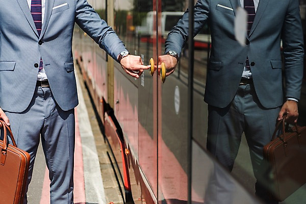 포토 JPG 주간 서양인 남자 서류가방 비즈니스 버튼 한명 들기 사람 정장 20대 성인 야외 앞모습 문 하반신 비즈니스맨 누름 프라하 외근 트램 성인남자한명만 국내포토 자연요소 외국인 1 옷 교통수단 뷰포인트 가방 모션 청년 업무 직장인 체코 남자한명만 성인남자만 파일형식