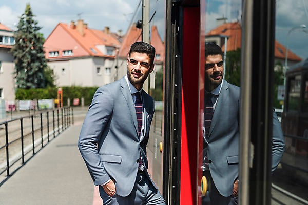 포토 JPG 주간 서양인 나무 응시 남자 비즈니스 한명 사람 정장 상반신 20대 성인 야외 옆모습 비즈니스맨 보행로 승차 주머니손 프라하 외근 트램 성인남자한명만 국내포토 자연요소 외국인 식물 1 시선 옷 길 교통수단 뷰포인트 모션 청년 업무 직장인 체코 남자한명만 성인남자만 파일형식