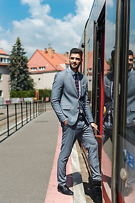 포토 JPG 주간 전신 서양인 나무 구름 응시 남자 서류가방 비즈니스 난간 하늘 한명 들기 사람 정장 20대 성인 야외 옆모습 비즈니스맨 보행로 승차 주머니손 프라하 외근 트램 성인남자한명만 국내포토 자연요소 외국인 식물 1 시선 옷 길 교통수단 뷰포인트 가방 모션 청년 업무 직장인 체코 남자한명만 성인남자만 파일형식