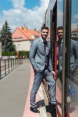 포토 JPG 주간 전신 서양인 나무 구름 응시 남자 서류가방 비즈니스 난간 하늘 한명 미소 들기 사람 정장 20대 성인 야외 옆모습 비즈니스맨 승차 주머니손 프라하 외근 트램 성인남자한명만 국내포토 자연요소 외국인 식물 1 시선 옷 교통수단 뷰포인트 가방 모션 표정 청년 업무 직장인 체코 남자한명만 성인남자만 파일형식