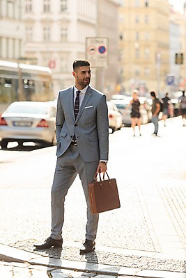 포토 JPG 주간 전신 서양인 해외 응시 여자 남자 도로 서류가방 비즈니스 자동차 유럽건축 들기 사람 정장 여러명 20대 성인 야외 건물 앞모습 표지판 비즈니스맨 보행로 주머니손 프라하 외근 국내포토 자연요소 외국인 건축물 시선 옷 길 육상교통 뷰포인트 다수 가방 서양건축 교통시설 모션 알림판 청년 업무 직장인 체코 파일형식