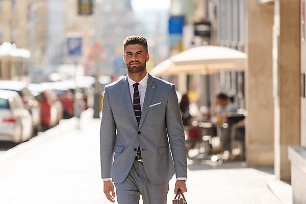 포토 JPG 주간 서양인 응시 남자 도로 가방 비즈니스 자동차 한명 들기 사람 정장 상반신 20대 성인 야외 건물 앞모습 걷기 파라솔 비즈니스맨 보행로 프라하 외근 성인남자한명만 국내포토 자연요소 외국인 1 건축물 시선 잡화 옷 길 육상교통 뷰포인트 교통시설 모션 청년 업무 직장인 체코 남자한명만 성인남자만 파일형식