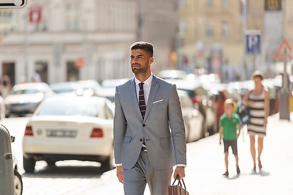 포토 JPG 주간 서양인 응시 여자 남자 도로 어린이 가방 비즈니스 자동차 들기 사람 정장 상반신 20대 성인 야외 건물 앞모습 세명 걷기 표지판 비즈니스맨 보행로 도심 프라하 외근 국내포토 자연요소 외국인 건축물 시선 잡화 옷 길 육상교통 뷰포인트 교통시설 모션 알림판 청년 도시 업무 직장인 체코 파일형식