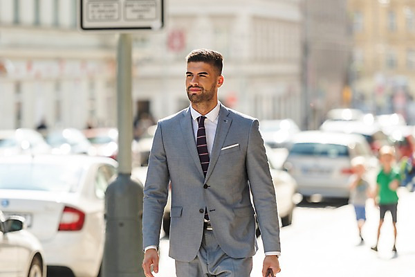 포토 JPG 주간 서양인 응시 남자 도로 어린이 비즈니스 자동차 미소 사람 정장 상반신 20대 성인 야외 건물 앞모습 세명 걷기 표지판 비즈니스맨 도심 프라하 외근 국내포토 자연요소 외국인 건축물 시선 옷 길 육상교통 뷰포인트 교통시설 모션 알림판 표정 청년 도시 업무 직장인 체코 파일형식