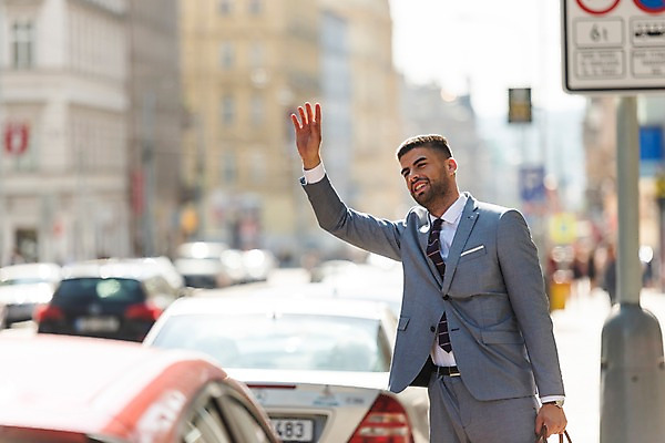 포토 JPG 주간 서양인 남자 도로 비즈니스 해외건축 자동차 한명 미소 사람 정장 상반신 20대 성인 야외 건물 앞모습 손들기 인사 표지판 비즈니스맨 보행로 도심 프라하 외근 성인남자한명만 국내포토 자연요소 외국인 1 해외 건축물 옷 건축 길 육상교통 뷰포인트 교통시설 모션 알림판 표정 청년 예절 도시 업무 직장인 체코 남자한명만 성인남자만 파일형식