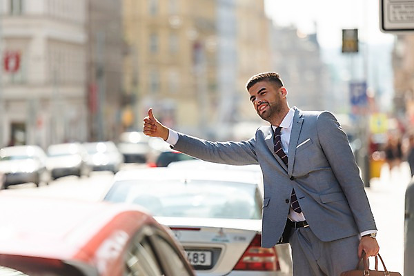 포토 JPG 주간 서양인 남자 가방 비즈니스 자동차 한명 미소 들기 사람 정장 상반신 20대 성인 야외 건물 앞모습 손들기 엄지손가락 표지판 비즈니스맨 도심 프라하 외근 히치하이킹 성인남자한명만 국내포토 자연요소 외국인 1 건축물 잡화 옷 육상교통 뷰포인트 여행 손가락 모션 알림판 표정 청년 도시 업무 직장인 체코 남자한명만 성인남자만 파일형식