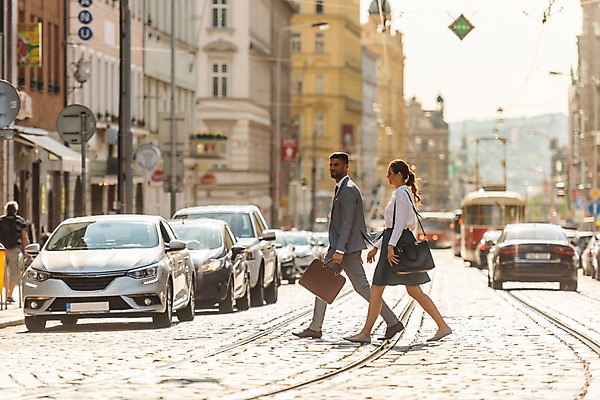 포토 JPG 주간 전신 서양인 해외 응시 여자 남자 도로 가방 비즈니스 자동차 유럽건축 들기 사람 20대 성인 야외 두명 옆모습 비즈니스맨 비즈니스우먼 도심 프라하 외근 트램 성인만 국내포토 자연요소 외국인 시선 잡화 길 육상교통 교통수단 뷰포인트 서양건축 교통시설 모션 청년 도시 업무 직장인 체코 파일형식