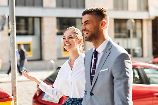 포토 JPG 주간 서양인 여자 남자 도로 비즈니스 자동차 대화 미소 사람 손짓 상반신 20대 성인 야외 두명 옆모습 걷기 비즈니스맨 비즈니스우먼 프라하 외근 성인만 국내포토 자연요소 외국인 길 육상교통 뷰포인트 교통시설 모션 표정 말하기 청년 업무 직장인 체코 파일형식