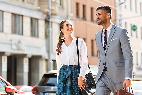 포토 JPG 주간 서양인 응시 여자 남자 도로 가방 비즈니스 자동차 미소 들기 사람 상반신 20대 성인 야외 두명 옆모습 걷기 비즈니스맨 비즈니스우먼 보행로 프라하 외근 성인만 국내포토 자연요소 외국인 시선 잡화 길 육상교통 뷰포인트 교통시설 모션 표정 청년 업무 직장인 체코 파일형식