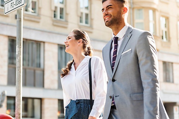 포토 JPG 주간 서양인 해외 응시 여자 남자 비즈니스 유럽건축 미소 사람 상반신 20대 성인 야외 두명 옆모습 걷기 표지판 비즈니스맨 비즈니스우먼 프라하 외근 성인만 국내포토 자연요소 외국인 시선 뷰포인트 서양건축 모션 알림판 표정 청년 업무 직장인 체코 파일형식