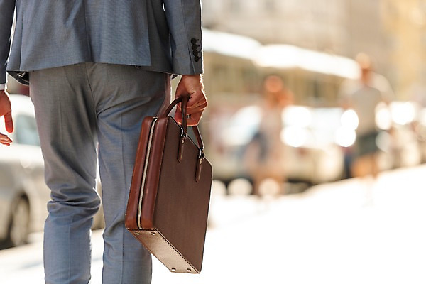 포토 JPG 주간 서양인 남자 서류가방 비즈니스 한명 들기 사람 정장 근접촬영 20대 성인 야외 뒷모습 걷기 하반신 비즈니스맨 보행로 프라하 외근 성인남자한명만 국내포토 자연요소 외국인 1 옷 길 뷰포인트 가방 모션 청년 업무 직장인 체코 남자한명만 성인남자만 파일형식