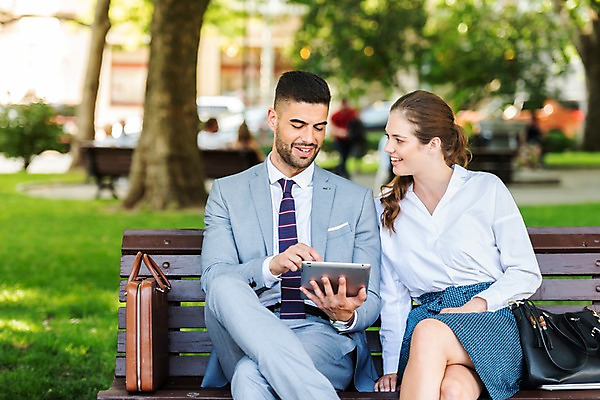 포토 JPG 주간 서양인 나무 응시 공원 여자 남자 벤치 가방 비즈니스 미소 들기 사람 앉기 잔디 상반신 20대 성인 야외 두명 앞모습 태블릿 터치 비즈니스맨 비즈니스우먼 프라하 외근 성인만 국내포토 자연요소 외국인 식물 시선 잡화 공공시설 뷰포인트 의자 모션 표정 청년 전자제품 스마트기기 업무 직장인 체코 파일형식