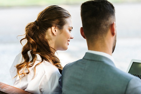 포토 JPG 주간 서양인 응시 여자 남자 벤치 비즈니스 미소 사람 앉기 상반신 20대 성인 야외 두명 뒷모습 태블릿 비즈니스맨 비즈니스우먼 프라하 외근 성인만 국내포토 자연요소 외국인 시선 뷰포인트 의자 모션 표정 청년 전자제품 스마트기기 업무 직장인 체코 파일형식