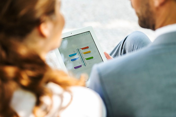 포토 JPG 주간 서양인 응시 여자 남자 비즈니스 그래프 사람 상반신 20대 성인 야외 두명 뒷모습 태블릿 비즈니스맨 프라하 외근 성인만 국내포토 자연요소 외국인 시선 뷰포인트 청년 전자제품 스마트기기 업무 직장인 체코 파일형식